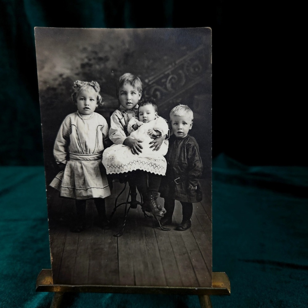 Vintage Postcard Photo 4 Children Siblings with Baby Lattie Pitman